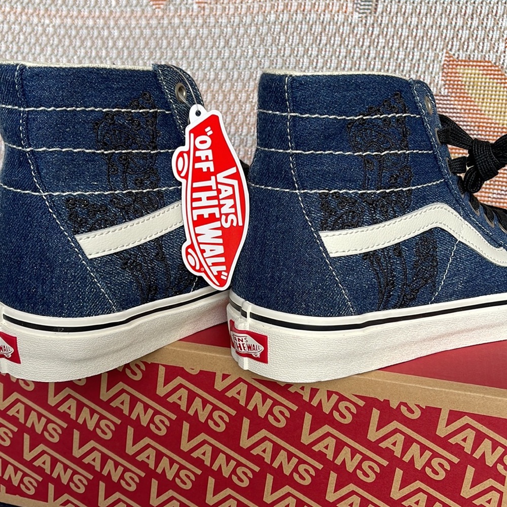 Vans WMNS Sk8-Hi Tapered
Denim Embroidery Navy/White
VNOA5KRUNAV
Sneakers - Picture 15 of 16